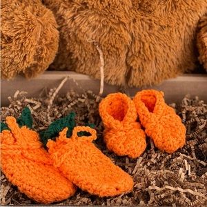 2 Pc handmade crochet orange green carrot booties and mittens up to 6 months